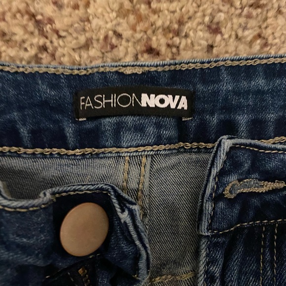 Fashion nova, high rise, stretch, frayed edges. excellent condition. Size 13 - Picture 2 of 5